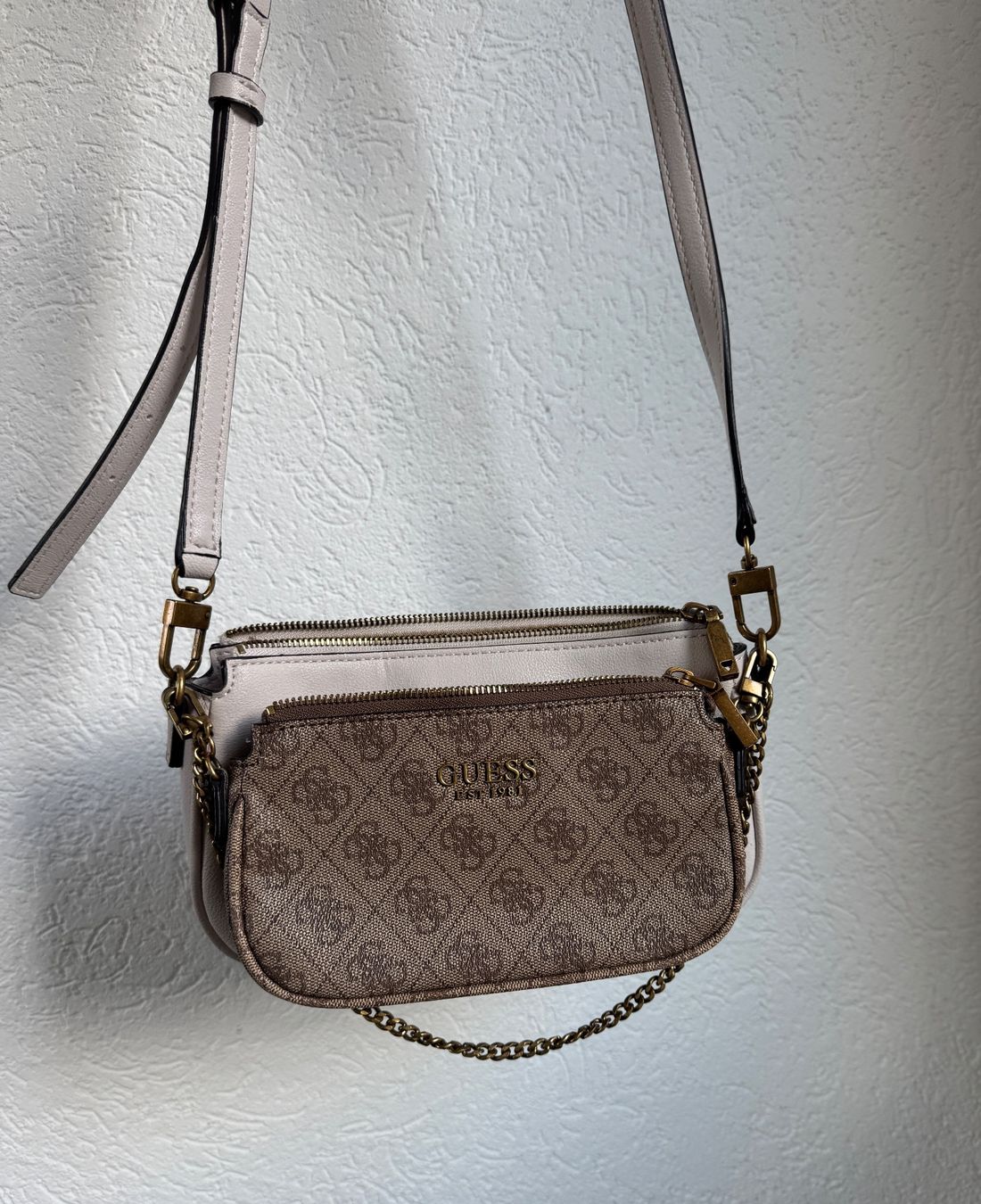 Guess Sacs: GUESS Multipochette Tasche – D'occasion à Staldenried par Schnurli1708 1