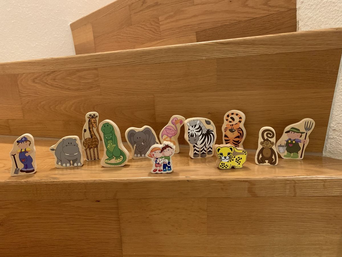 Spielzeuge: Holzfiguren zum spielen – Gebraucht aus Ostermundigen von des_t9vv