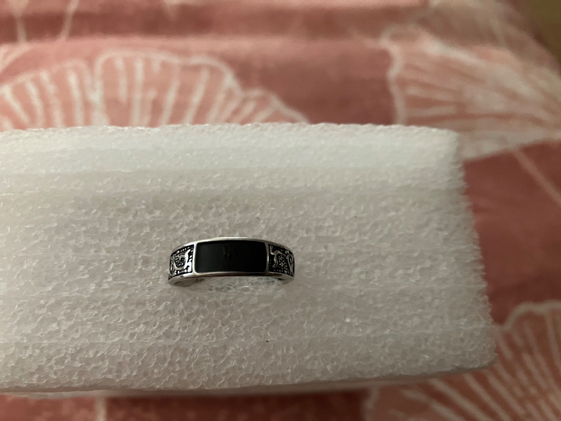 Anelli: Ring mit schwarzer Schmuckplatte und silberf. Einfassung – Nuovo (secondo la descrizione) da Affoltern am Albis venduto da Dlotti