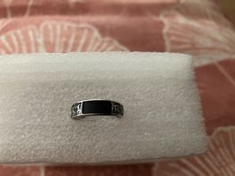 Ring mit schwarzer Schmuckplatte und silberf. Einfassung