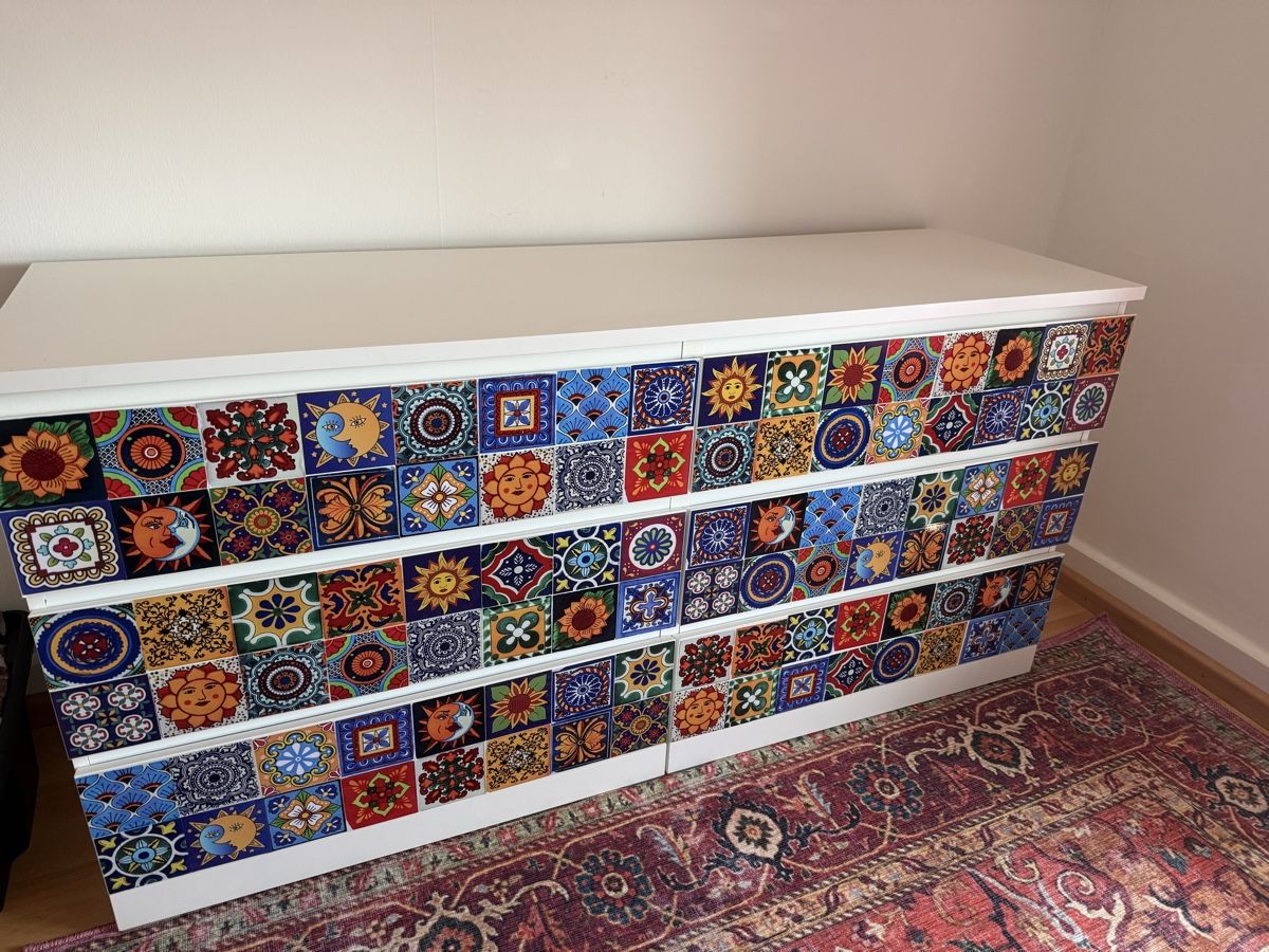 Cassettiere: Malm Kommode 6 Schubladen mit Fliesensticker dekoriert – Usato da Basel venduto da nor_j7qc