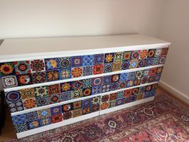 Malm Kommode 6 Schubladen mit Fliesensticker dekoriert