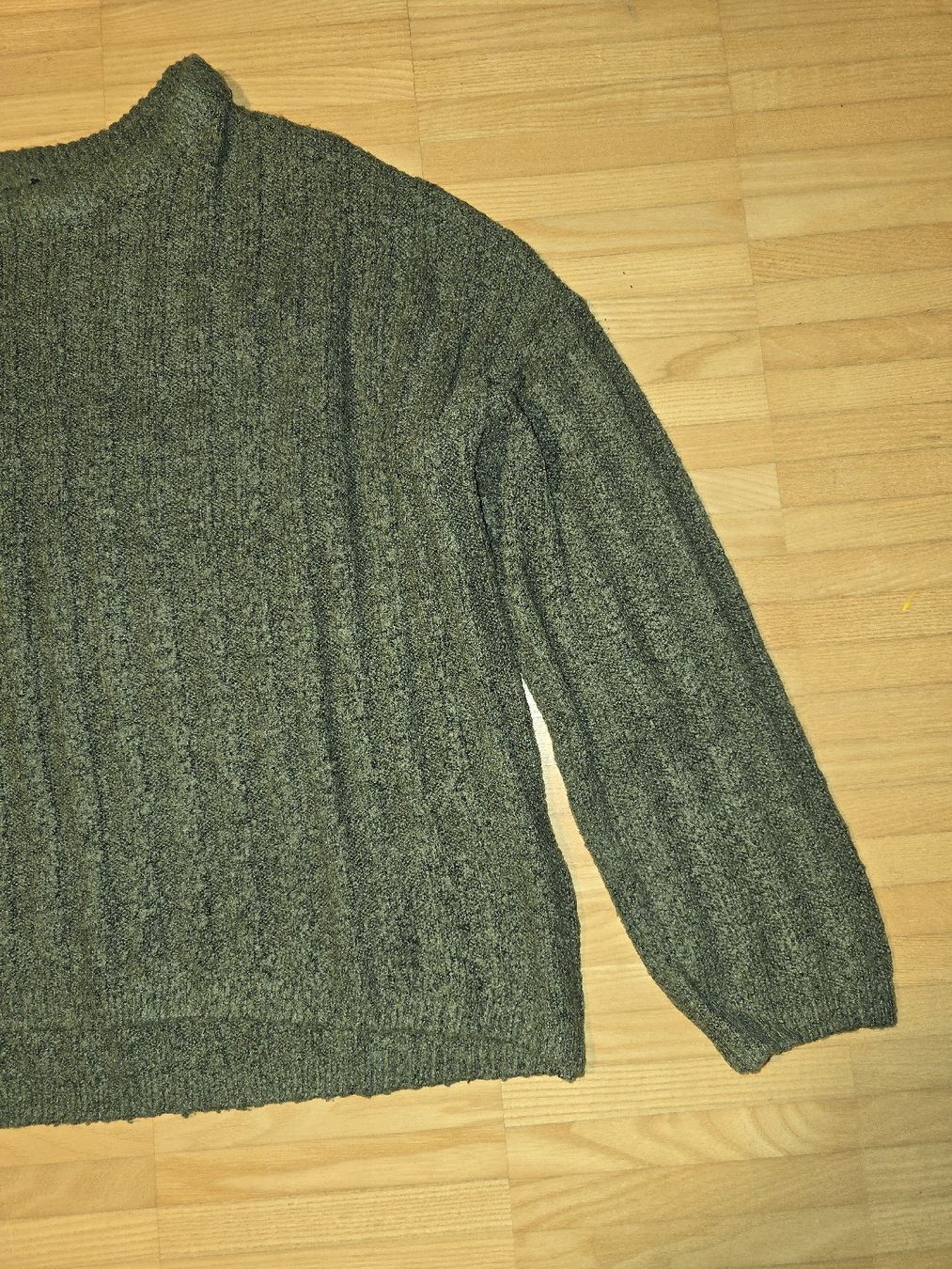 Pullover & Sweatshirts: Warmer Strickpullover in Olivgrün, Grösse XS – Gebraucht aus St. Gallen von A.W.128 2