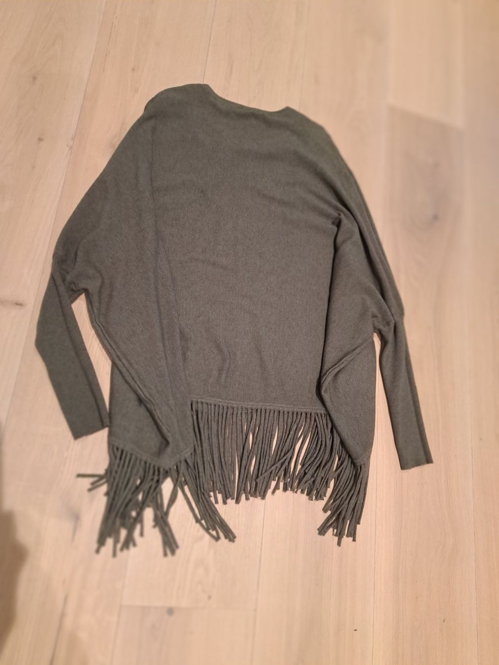 Altro in Moda donna: Schöner Damenpullover- Poncho mit Fransen, Grösse S/M, olive – Usato da Adlikon b.Regensdf venduto da didi_c 3