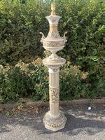 Imposante alte Majolika Säule mit passender Lampe