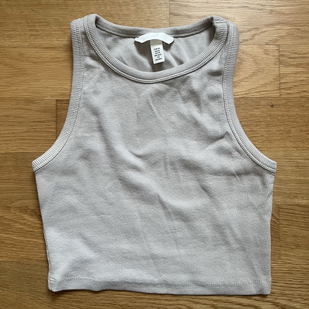 H&M Top: h&m crop top – Nuovo (secondo la descrizione) da Luzern venduto da janine_l