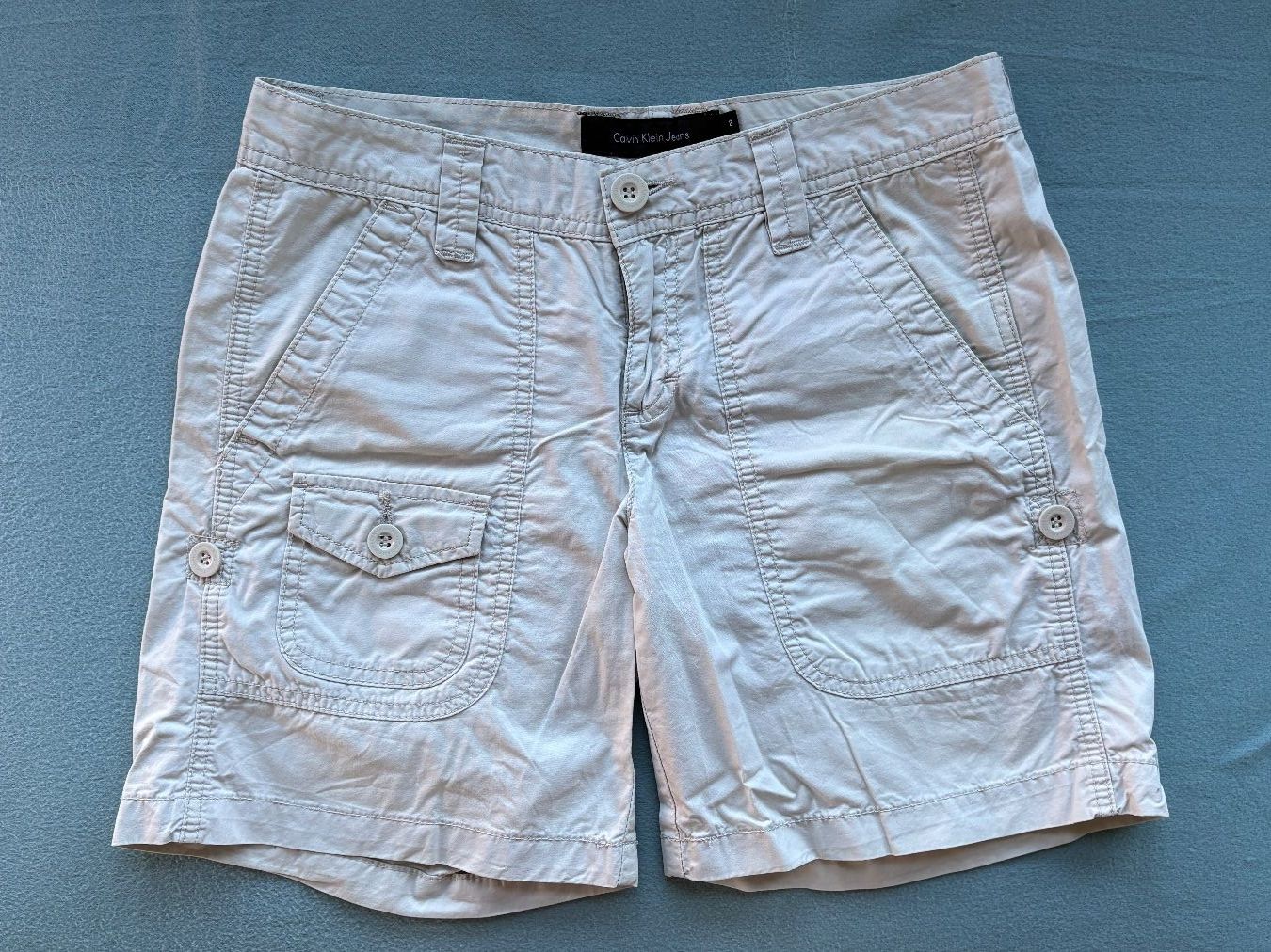 Calvin Klein Pantaloni: Calvin Klein cargo shorts size US2 – Usato da Adliswil venduto da fashionholic