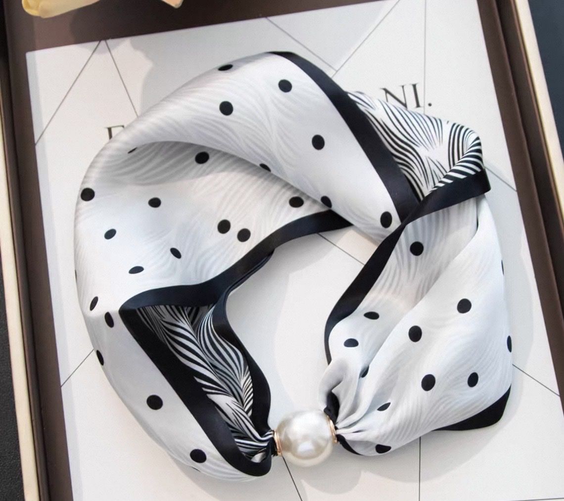 Foulard & Sciarpe: Chic 100%Silk Scarf with magnet Pearl new with gift pack – Nuovo e nell'imballaggio originale da Basel venduto da 550_ckp6 3