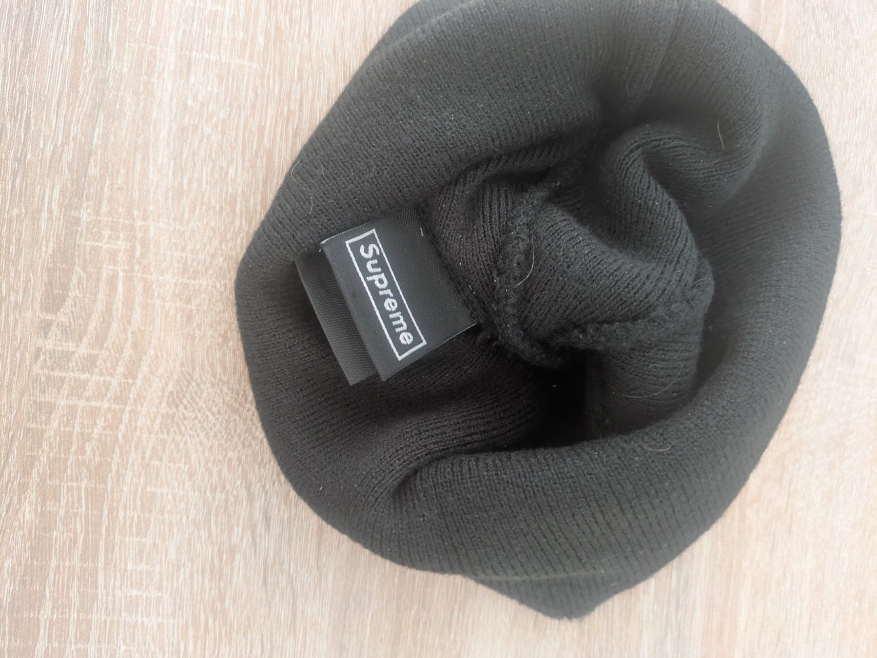 Supreme Copricapi, berretti & cappellini: Supreme New Era Black Beanie Hat Logo – Usato da Losone venduto da AlpineLayer 3