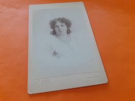 SCHWIIZER FRAU DAZUMAL - mit LOCKECHOPF - CHAUX-de-FONDS
