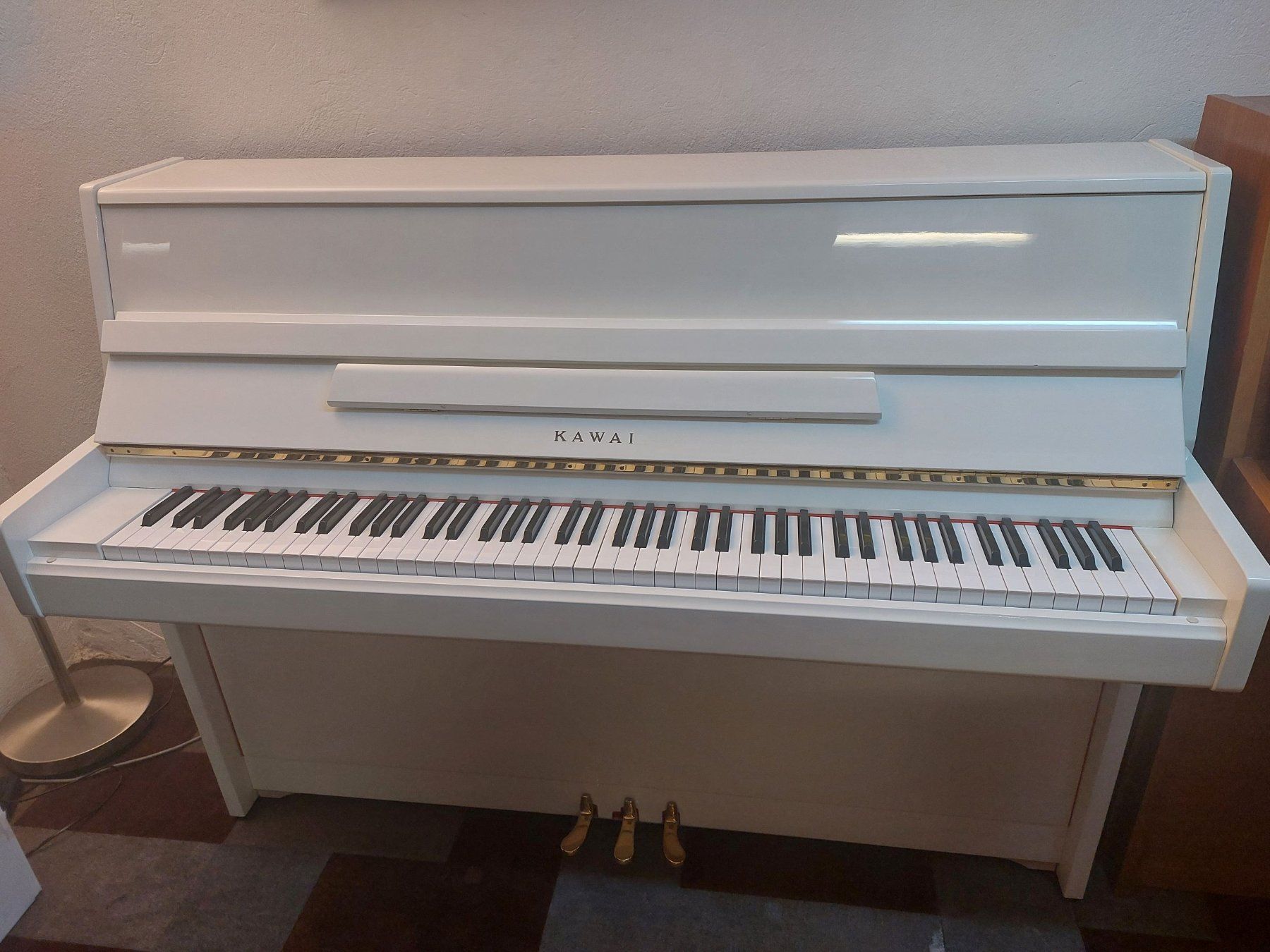 Kawai Strumenti musicali: Kawai Mod. 110 mit Korg Silent Einbau – Usato da Bern venduto da Heutschipiano 1