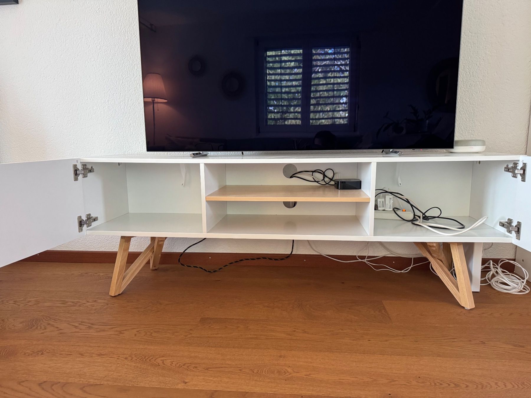 Meubles TV: Weisses TV Möbel Holzbeine – D'occasion à Eglisau par sorayaliisa 3