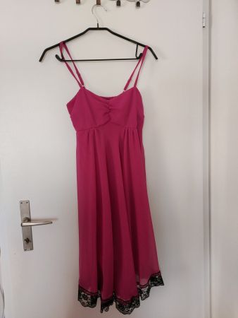Pinkes Kleid mit schwarzem Saum