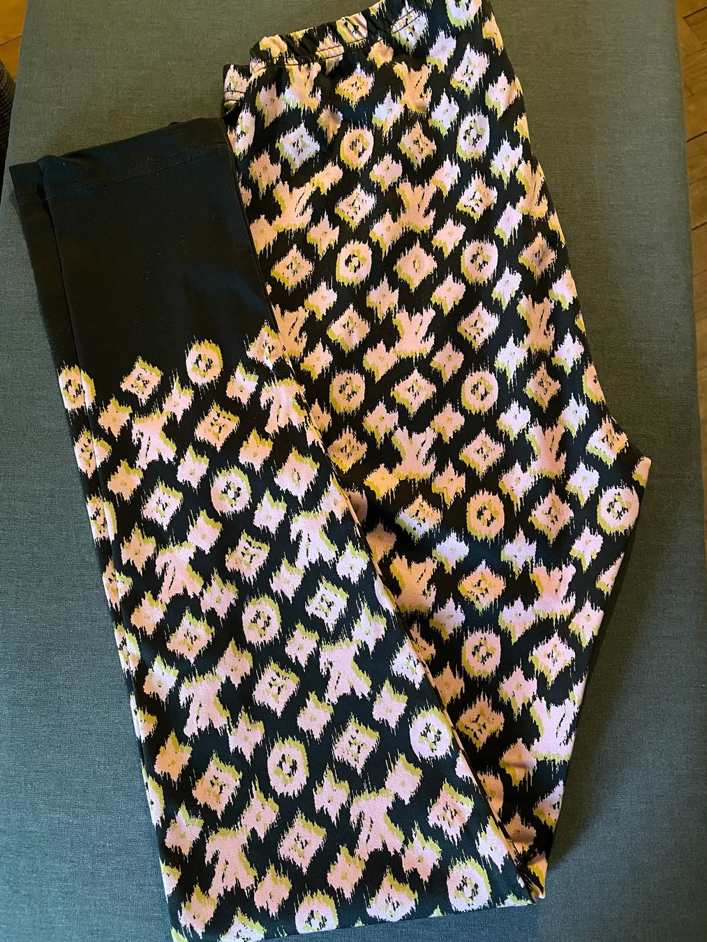 Louis Vuitton Leggings: Louis Vuitton Vintage Monogram Leggings – Usato da St. Gallen venduto da DiesundDas. 5