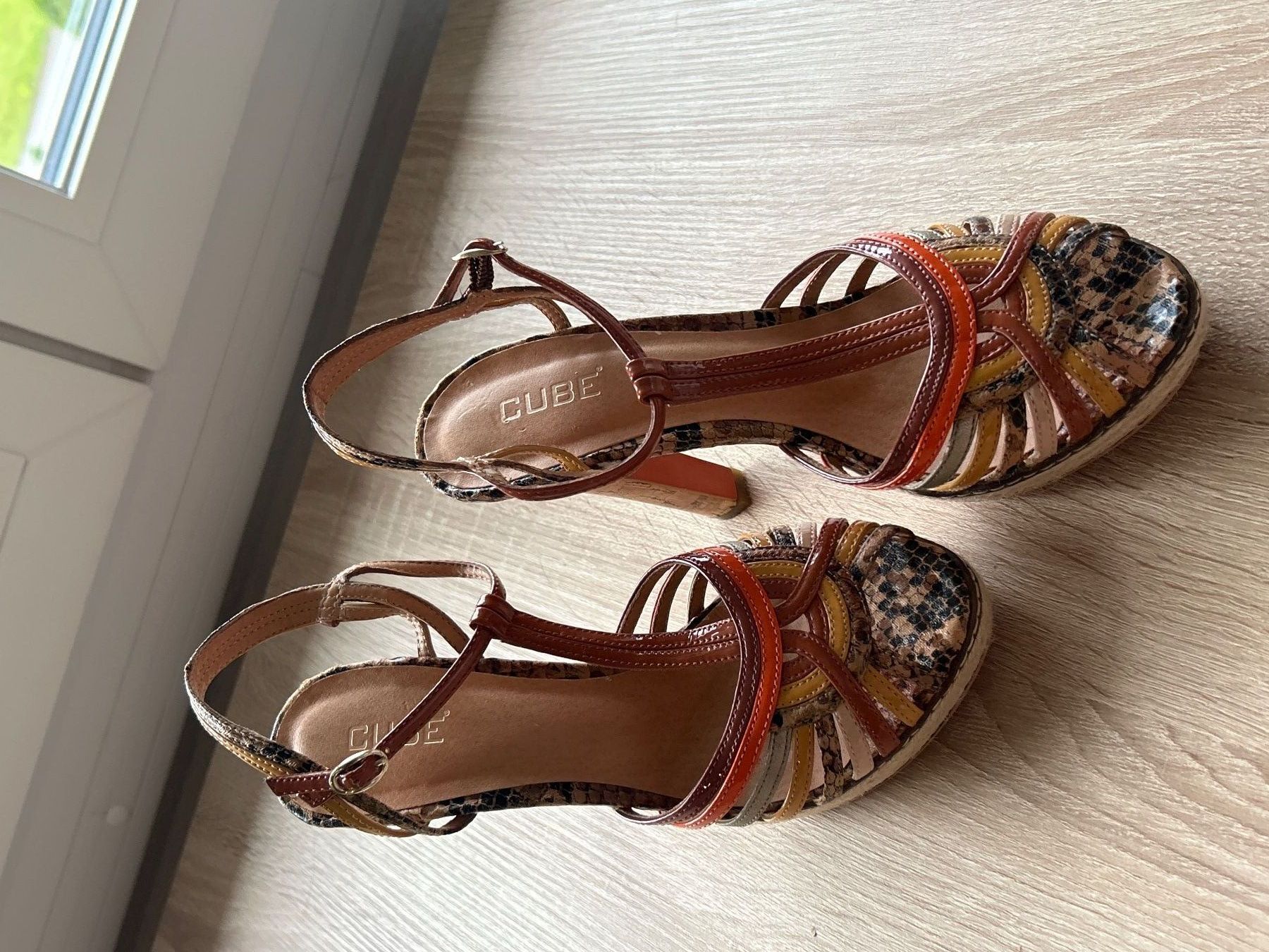 Cube Chaussures femmes: Sandalen mit Absatz mehrfarbig von Cube Gr. 39 – D'occasion à Brunnen par Nala2929 1