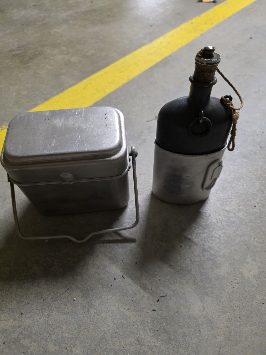 Equipement & pcs de rechange: gourde + gamel militaire – D'occasion à Les bois par Titi.2336