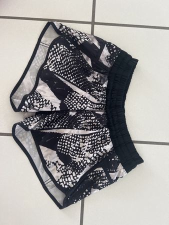 Lululemon Sport Shorts Grösse 6 - Ideal für den Sommer!