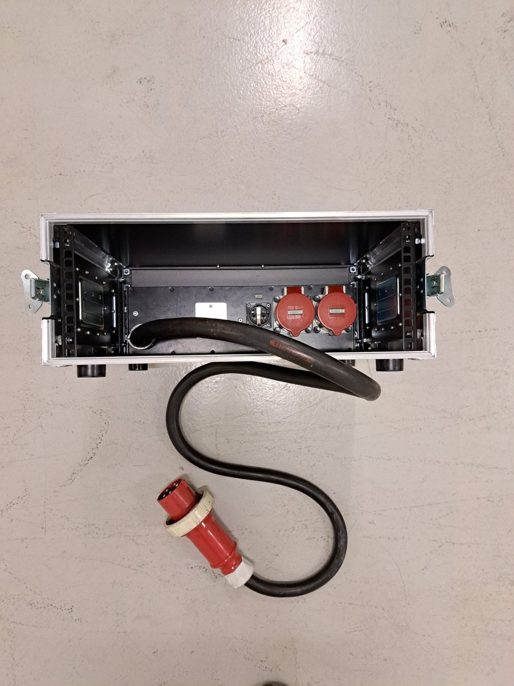 Alimentazione elettrica: Stromverteiler Camco CEE 63, im Flight Case – Usato da Embrach venduto da lichttechnik 2