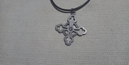 Collier style gothique avec pendantif croix
