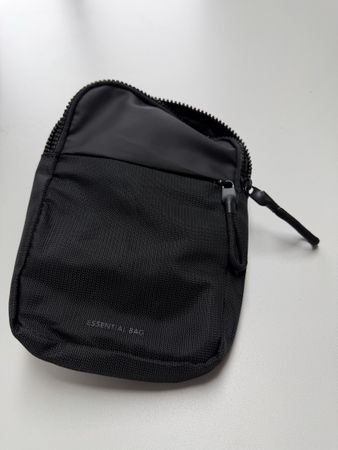 Essential Sling Bag 1.5 L schwarz neu mit Etikett