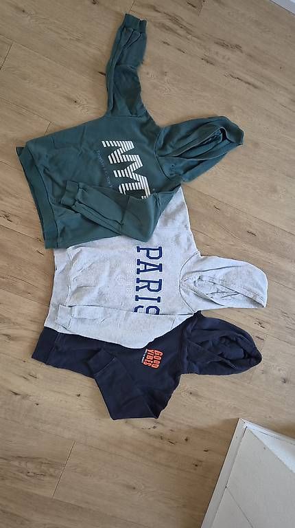 Pulls et sweat-shirts: Hoodies 122/128 – D'occasion à Sonterswil par nina_e