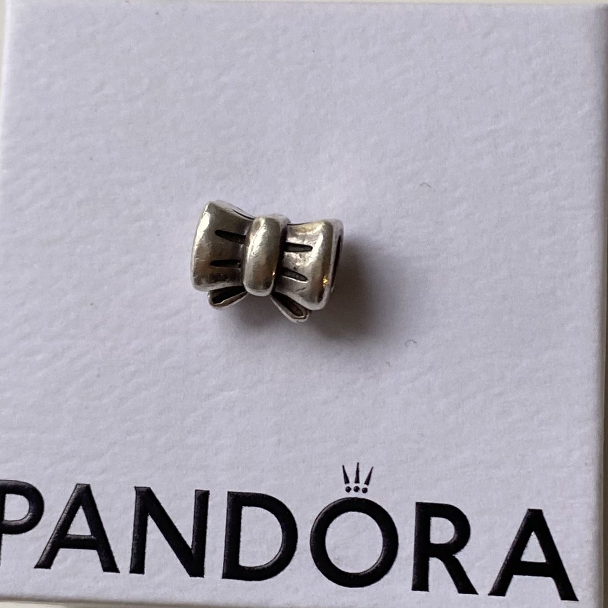 Pandora Anhänger: Pandora Schleife Charms – Gebraucht aus Givisiez von dor_xb9k