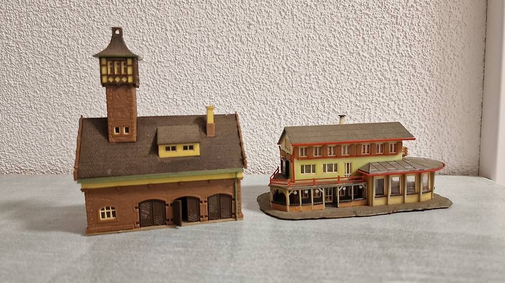 Modellini di ferrovie: 2 Modelleisenbahn Häuser – Usato da Hasle LU venduto da luc_9pxg
