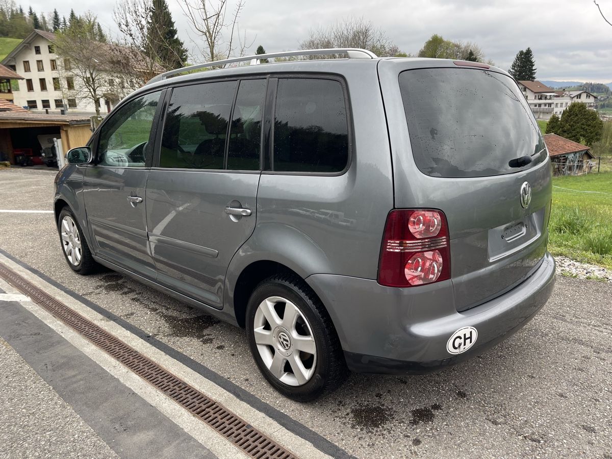 Automobili: VW Touran 2.0TDi Platz 7 – Usato da Spiez venduto da bertula