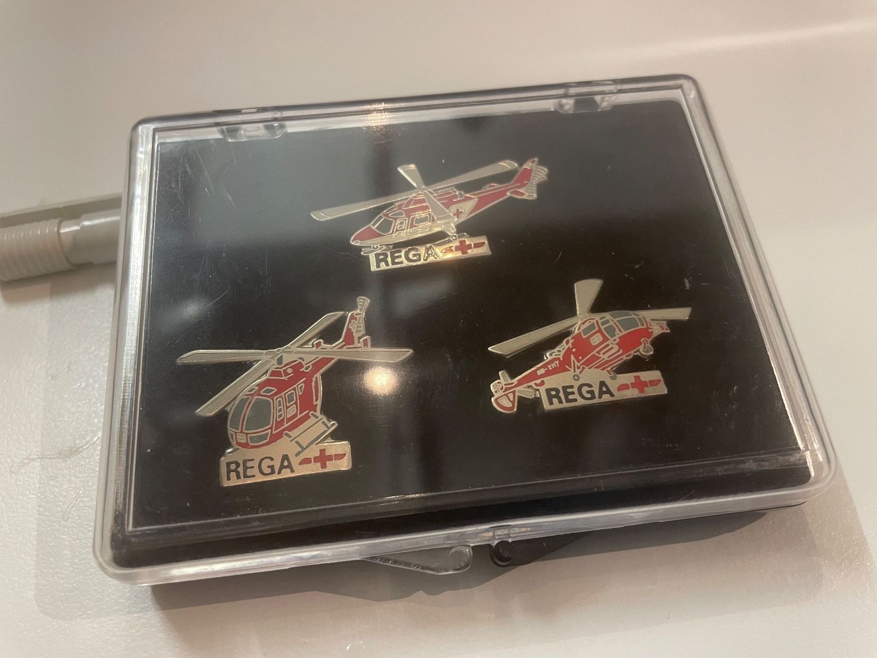 Placchette & Badge: Pin-Set REGA 3 Stück in Sammlerbox – Usato da Hochfelden venduto da aviatikboerse_top 1