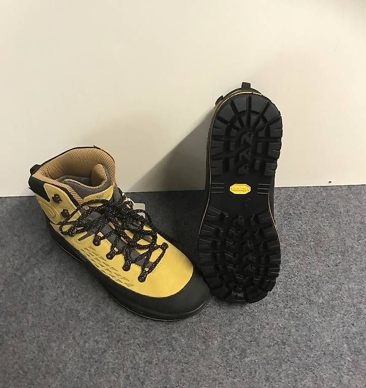 Chaussures hommes: Neue Wanderschuhe Grösse 42 – D'occasion à Kerns par inspo 1