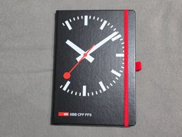 Neues Notizbuch liniert mit Bahnhofsuhr schwarz SBB CFF FSS