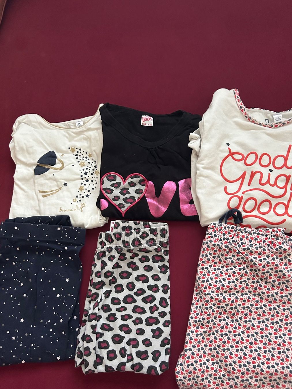 Okaidi Pyjamas & Ähnliches: 3 pyjamas, gr 140, gr 140, gr 152 – Gebraucht aus Romont FR von perrno