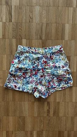 Kurze Hose mit Blumenmuster Gr. 34