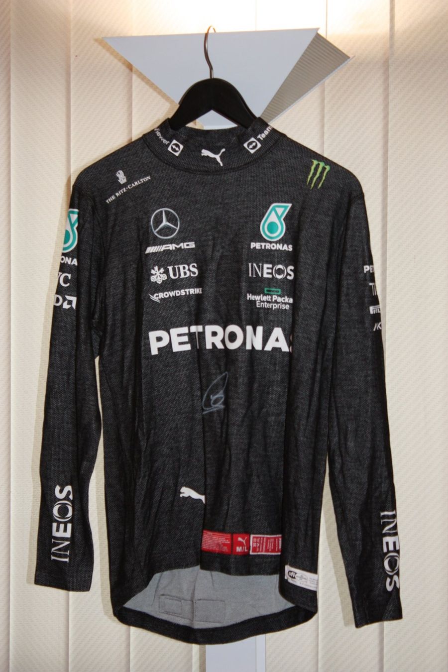 Autografi: LEWIS HAMILTON NOMEX 2022 Signiert. – Usato da PIETERLEN venduto da FORMEL1-MODELLSHOP