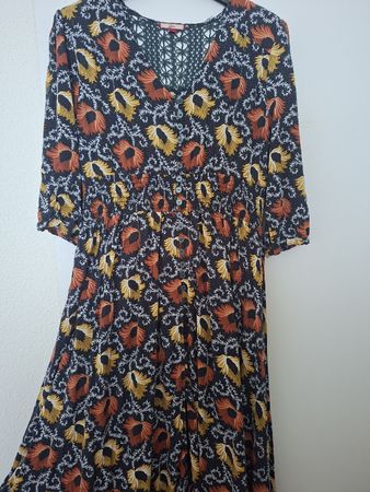 Kleid mit Blumenmuster Grösse 40 guter Zustand