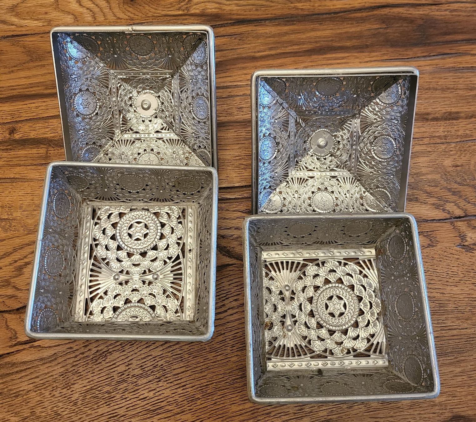 Tutte le decorazioni: 2x Silberfarbene Metalldosen Vintage – Usato da Basel venduto da sci_67ms 2