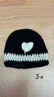 Gehäkelte Mütze mit Herz Motiv schwarz/weiss Grösse 50