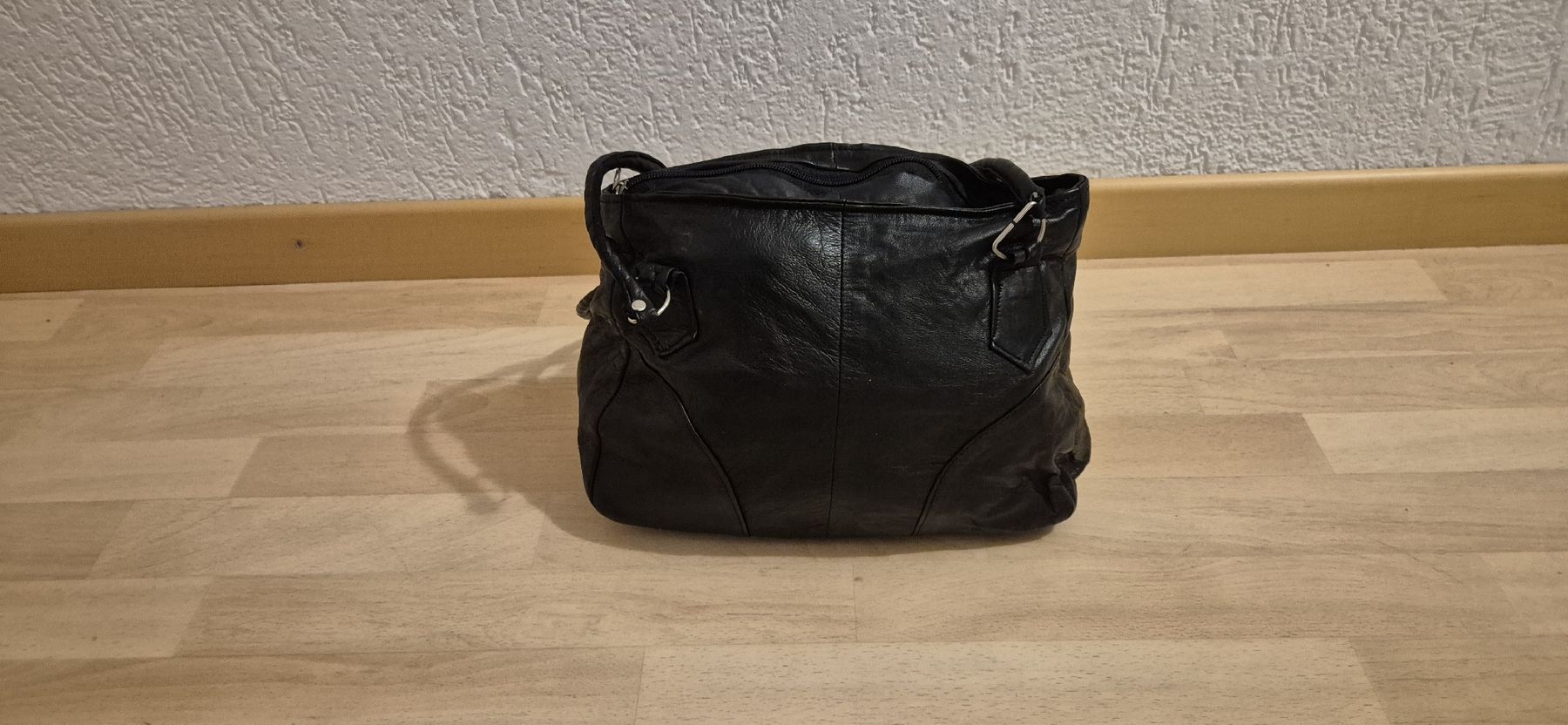Taschen für Damen: Schwarze Handtasche – Gebraucht aus Schwyz von Vesparider01 3