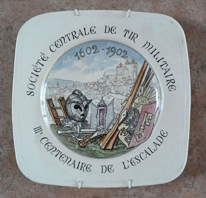 Assiette Creuse En Porcelaine Tendre De Tournai Décor Au Prix De Tir De Gand 19eme