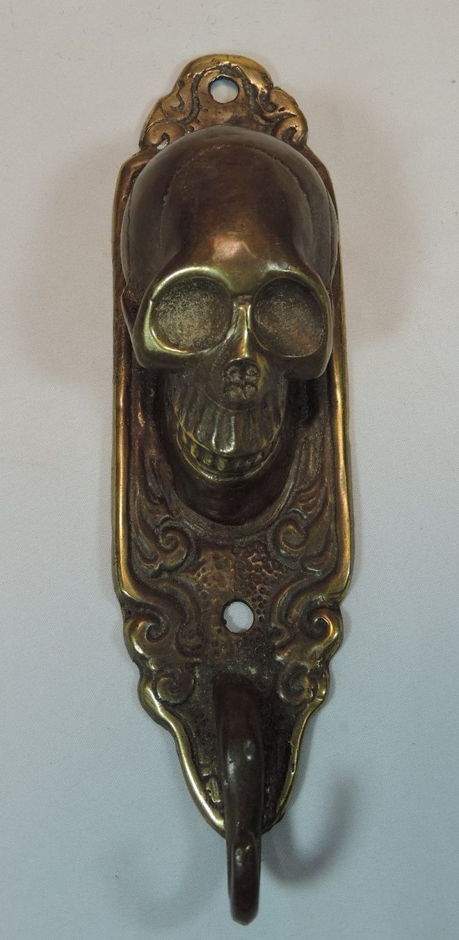 Guardaroba: Totenkopf Kleiderhaken aus Messing – Usato da Duggingen venduto da doogbua