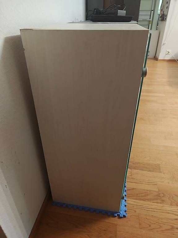Vitrinen: Vitrinen Schrank, Massivholz – Gebraucht aus Liestal von chaos666 2