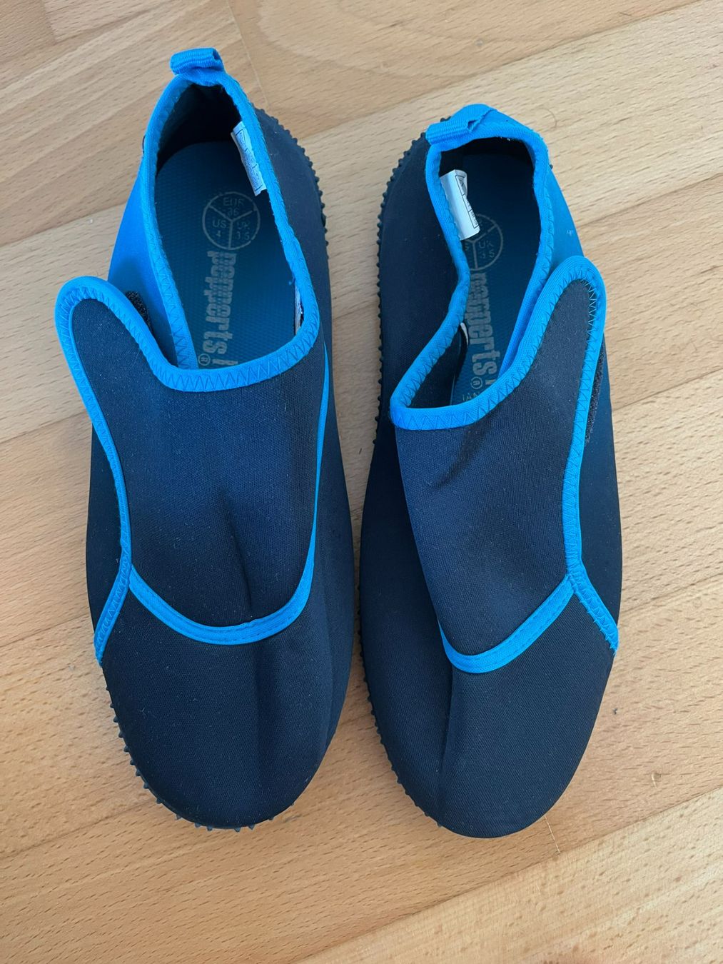 Chaussures garçon: Wasserschuhe blau Grösse 36 – D'occasion à Muttenz par Juvenile33