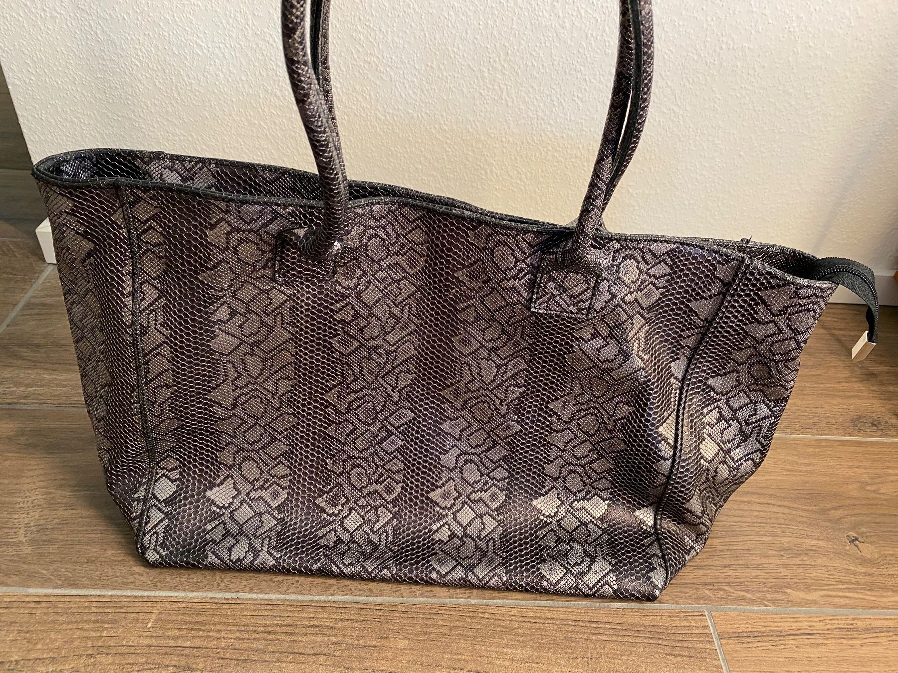 Taschen für Damen: Handtasche / Shopper-Bag aus Leder silber / grau – Gebraucht aus Pratteln von a23_j2gs 2