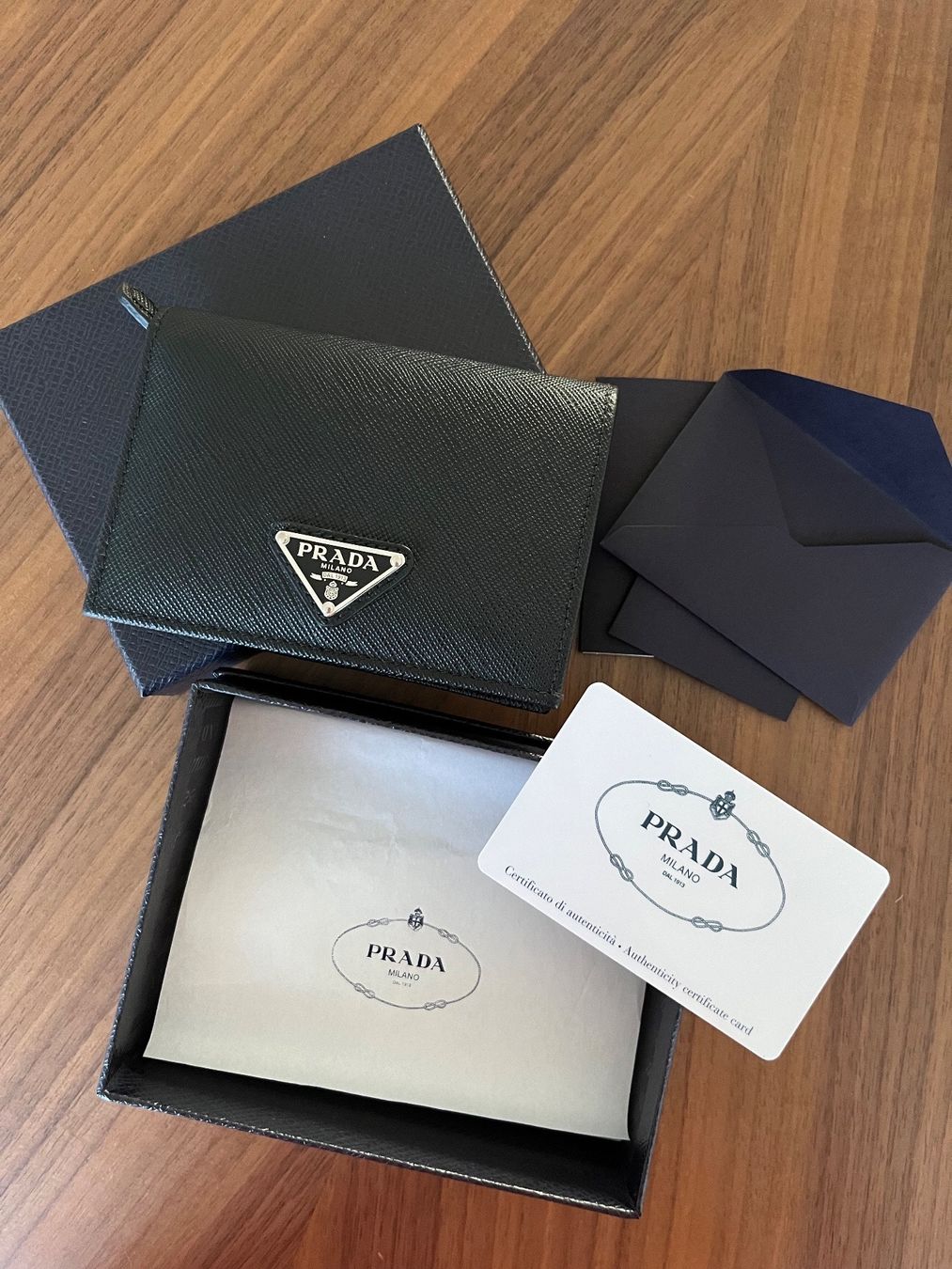 Prada Portafogli: Prada Small Saffiano Leather Wallet – Nuovo (secondo la descrizione) da Aarburg venduto da roc_9n2c 1