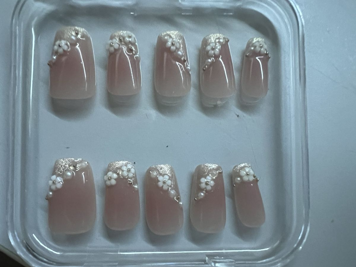 Ongles artificiels: Faux ongles design fleurs perle neuf – Neuf (Voir description) à Vernier par lea_77bv