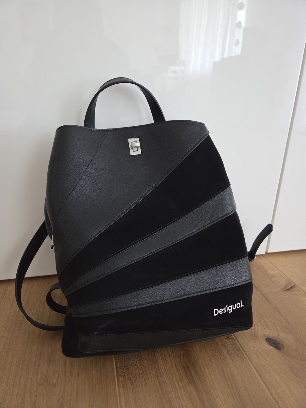 Desigual Zaini: Desigual Rucksack Schwarz - TOP Zustand – Usato da Bellach venduto da mela_lela