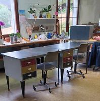 2 tables métalliques d'atelier des années 50 avec chaise 