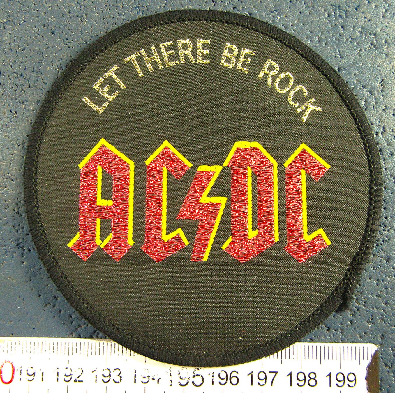 Toppe: AC/DC "LET THERE BE ROCK" MUSIC AUFNÄHER PATCH OHNE LEIM – Usato da Ettingen venduto da Hausi4711