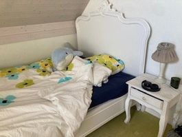 Bett weiss mit Kopfteil aus Holz in gutem Zustand