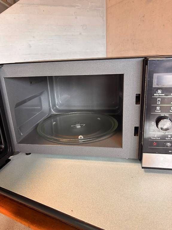 Elettrodomestici da cucina: Mikrowelle Panasonic NN-GD38HS – Usato da Zürich venduto da gerberforever 1